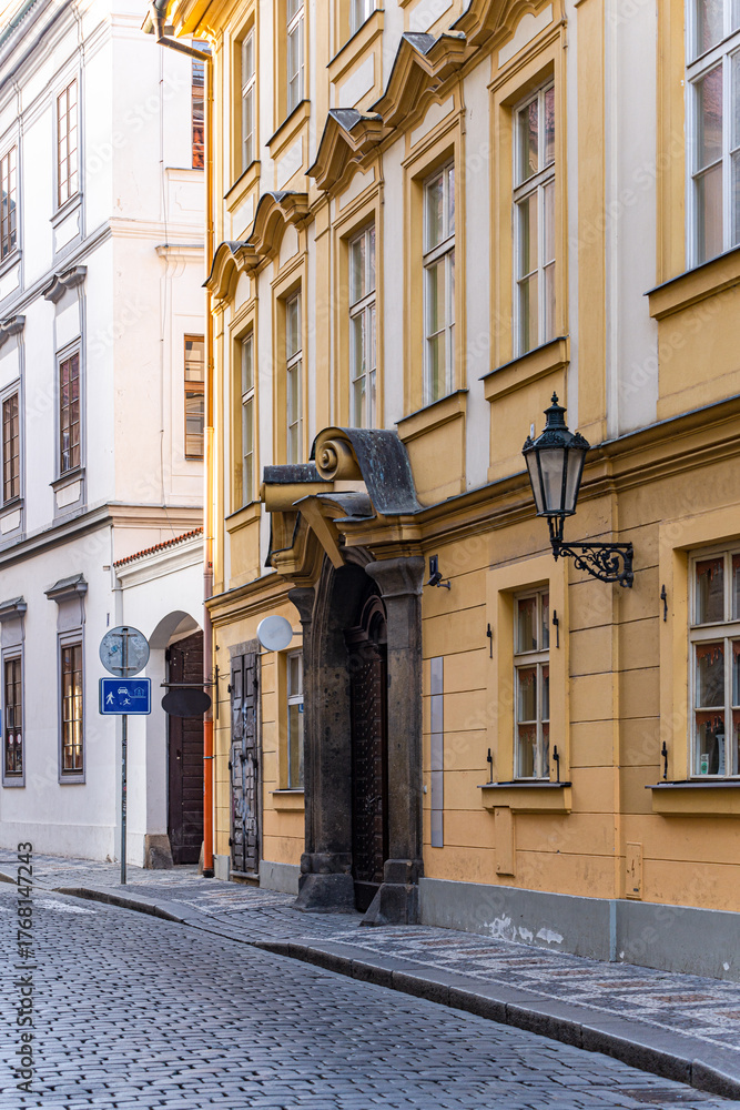 Obraz premium Narrow street of Old Prague