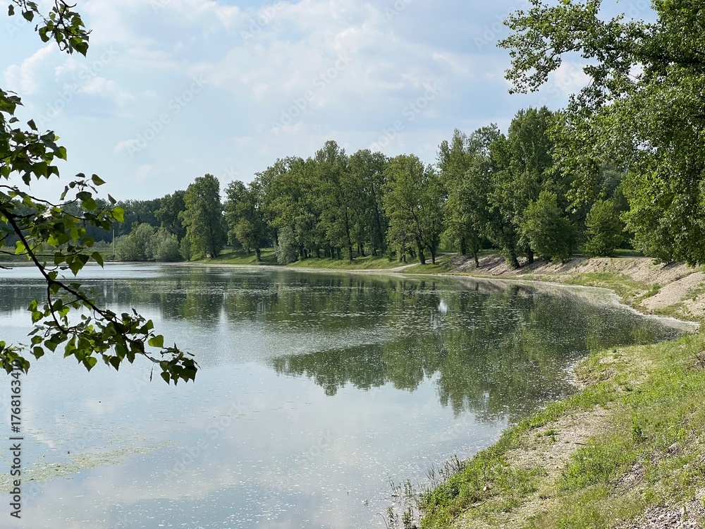 Fototapeta premium Orešje Lake or artificial lake Oresje (Zagreb County, Croatia) - Oresje-See oder künstlicher See Oresje (Kroatien) - Umjetno jezero Orešje (Sveta Nedelja, Hrvatska)