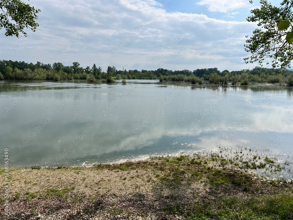 Fototapeta premium Orešje Lake or artificial lake Oresje (Zagreb County, Croatia) - Oresje-See oder künstlicher See Oresje (Kroatien) - Umjetno jezero Orešje (Sveta Nedelja, Hrvatska)