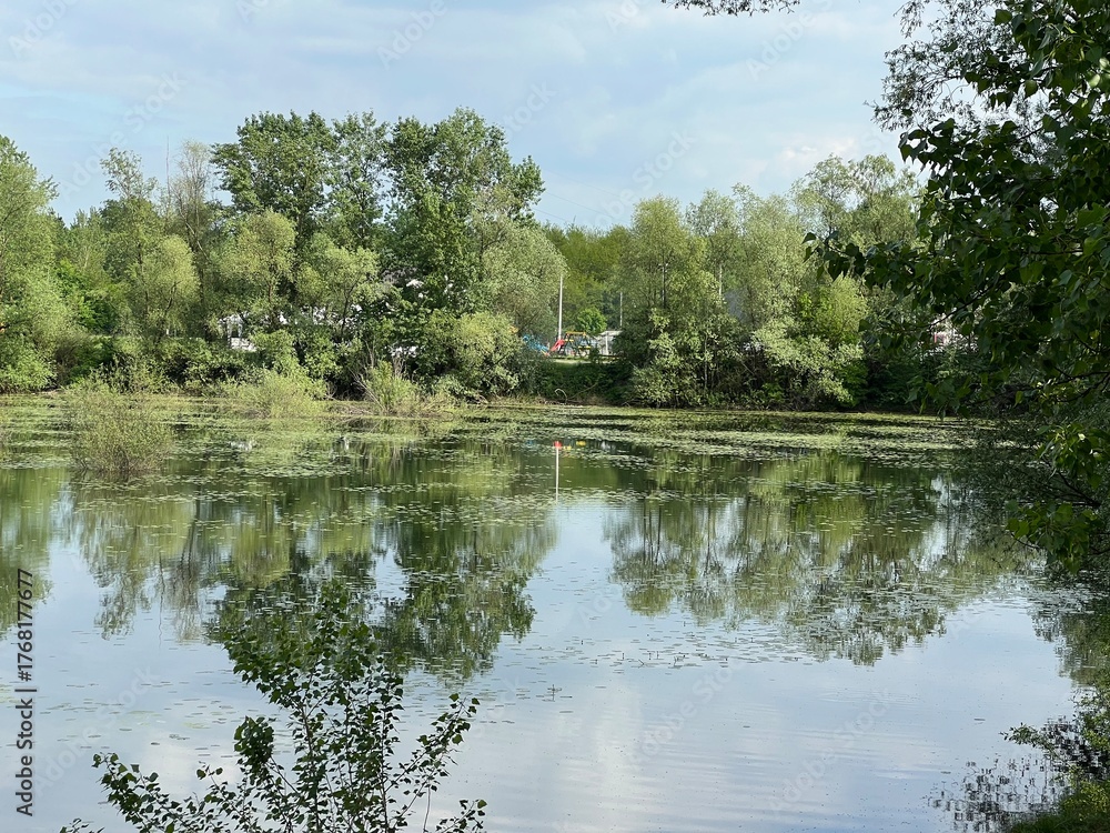 Obraz premium Orešje Lake or artificial lake Oresje (Zagreb County, Croatia) - Oresje-See oder künstlicher See Oresje (Kroatien) - Umjetno jezero Orešje (Sveta Nedelja, Hrvatska)