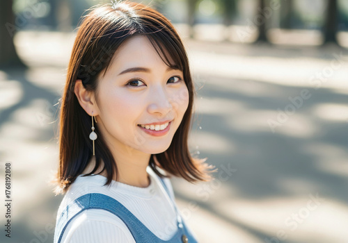 Wallpaper Mural 明るい日差しの中で微笑む魅力的な日本人女性 Torontodigital.ca