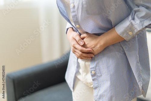 woman have stomach pain from menstruation