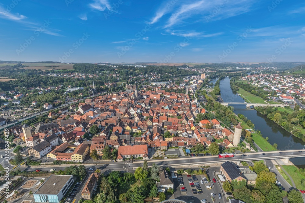 Naklejka premium Die Region um die Stadt Ochsenfurt im südlichen Maindreieck aus der Vogelperspektive