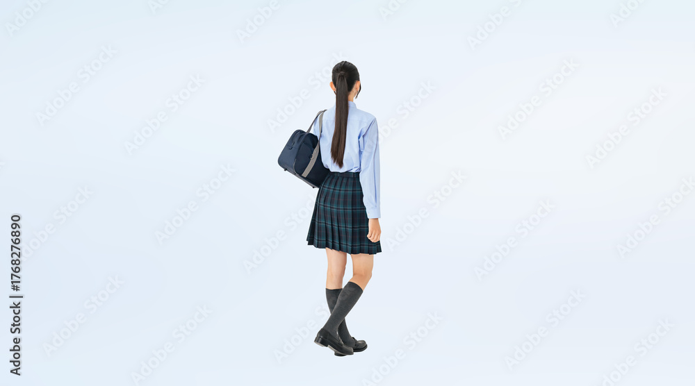 Φωτογραφία 歩く制服の女子学生の後ろ姿の全身写真（切り抜き背景透過PNGも販売しております。↓作成者リンクから「PNG」で検索してください）