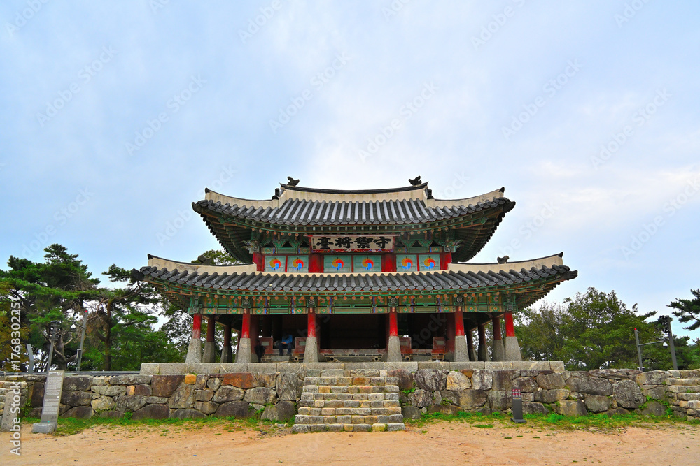 Obraz premium Korean traditional building with no owner built near the top of the mountain