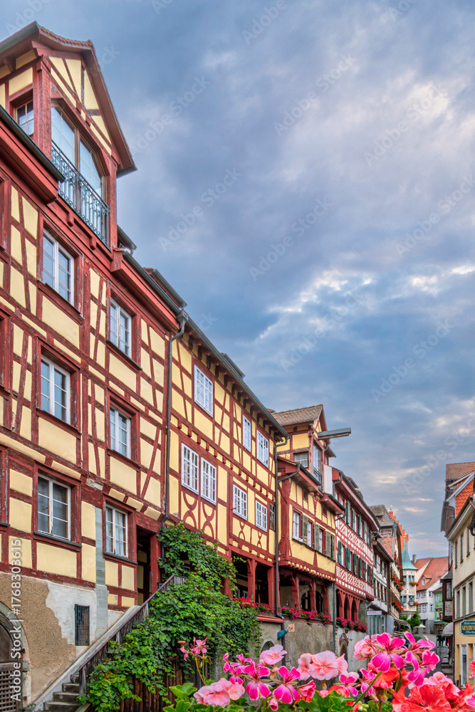 Fototapeta premium Fachwerkhäuser in der Altstadt von Meersburg am Bodensee, Baden-Württemberg, Deutschland, Europa