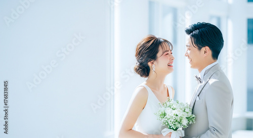 結婚式　ウェディングドレスを着た女性　スーツの男性　ウェディング