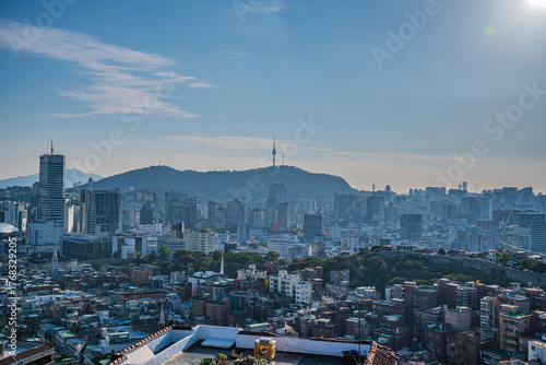 Canvas Print Seoul's Namsan Tower and its surrounding cityscape during the autumn day