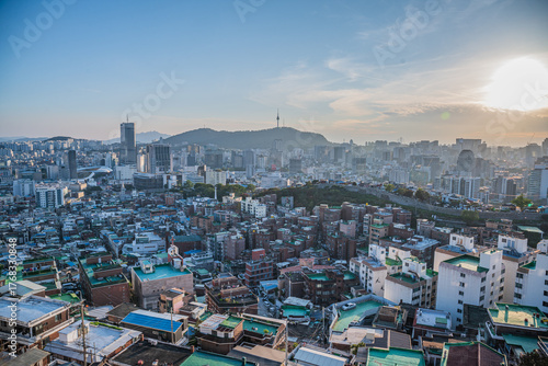 Canvas Print Seoul's Namsan Tower and its surrounding cityscape during the autumn day