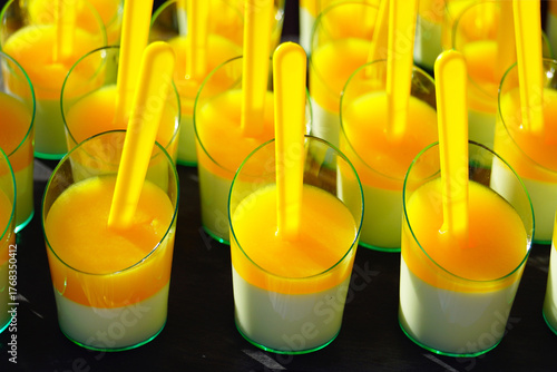 Behang Two-layer jelly with creamy orange flavor in cups