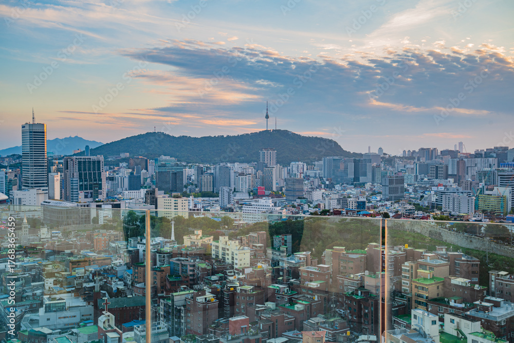 Obraz premium Seoul's Namsan Tower and its surrounding cityscape during the autumn day