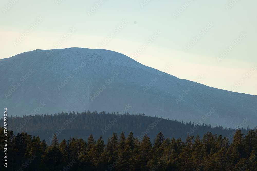 Fototapeta premium Mountains reaching in to the sky.