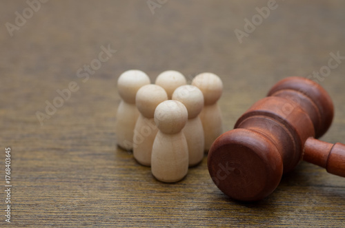 Canvastavla A group of figures observes a gavel, symbolizing class action, public hearings, or social justice