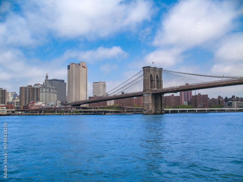 Naklejka premium conic Brooklyn Bridge, a renowned landmark in New York City