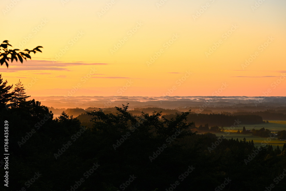 Obraz premium 東八甲田家族旅行村から望む七戸市街地の朝景（青森県）