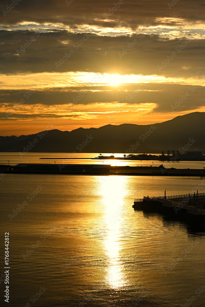 Naklejka premium 朝日が照らす陸奥湾の穏やかな海景色（青森）