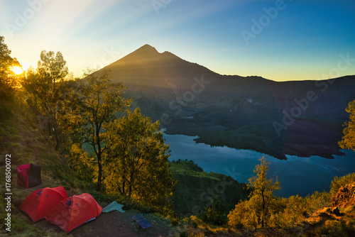 Wallpaper Mural Sonnenaufgang am Mount Rinjani auf Lombok Torontodigital.ca