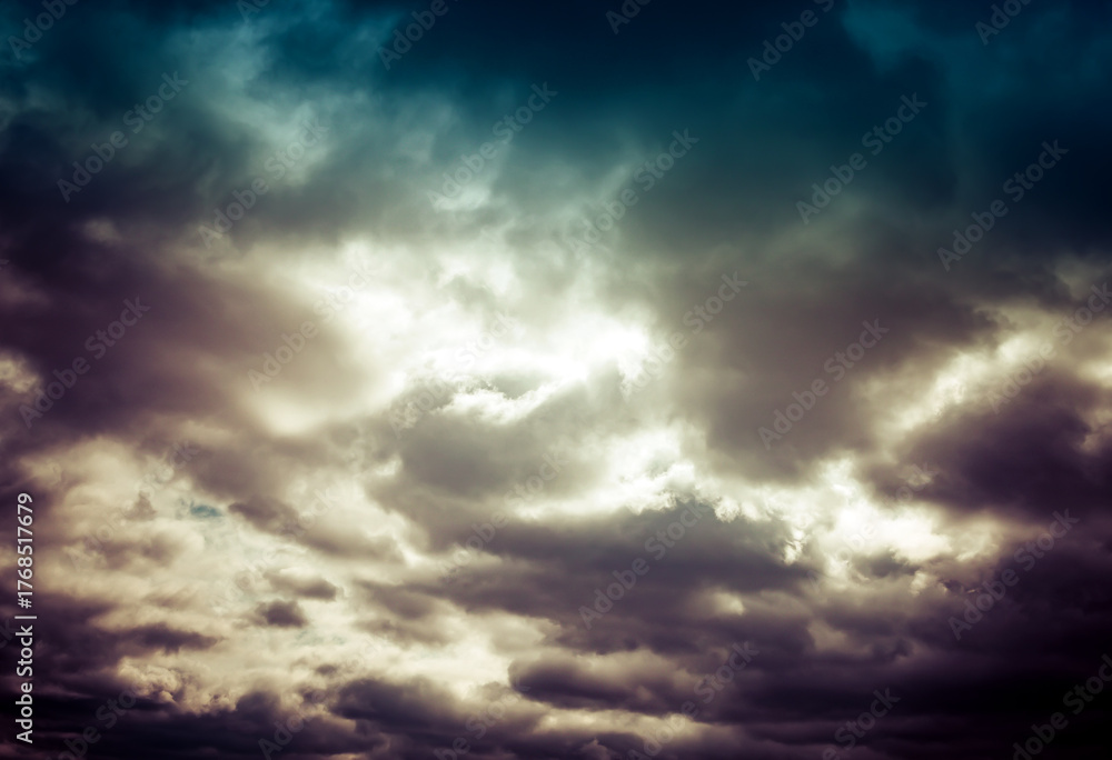 Obraz premium Storm Clouds with a Sunlight