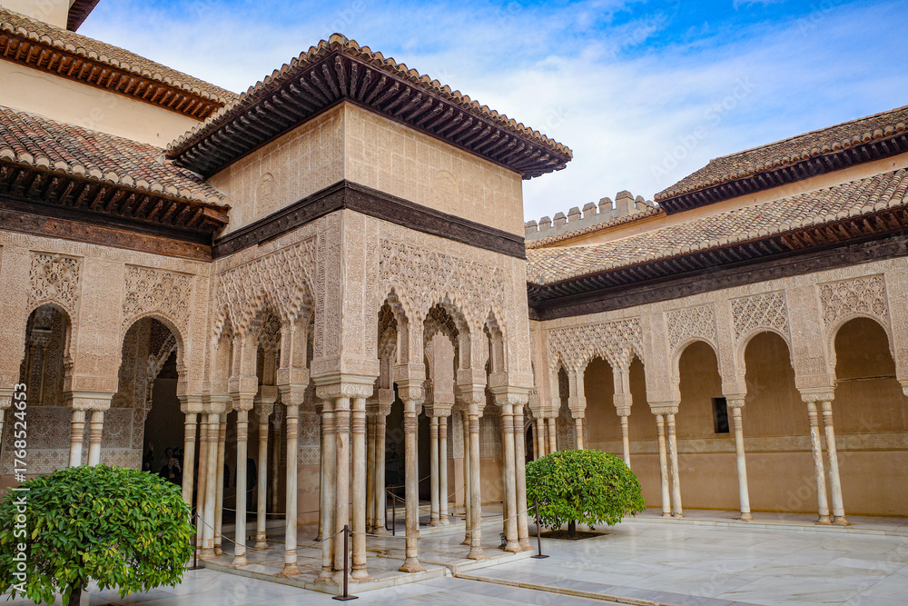 Obraz premium Granada, Spain - 21 Oct 2025: Islamic architecture in the Palacio de los Leones, Nasrid Palaces, Alhambra, UNESCO World Heritage Site