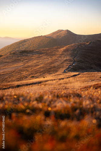 Fototapeta Naklejka Na Ścianę i Meble -  Czerwone niebo nad Bieszczadzkim Parkiem Narodowym. Red sky over the Bieszczady National Park.