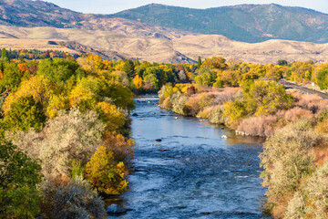 Keuken achterwand Bosrivier Truckee rivier in herfstkleuren Nevada  © gchapel