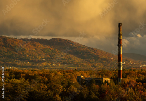 Fototapeta Naklejka Na Ścianę i Meble -  Jesienny krajobraz, Skoczów, widok na Beskidy.
