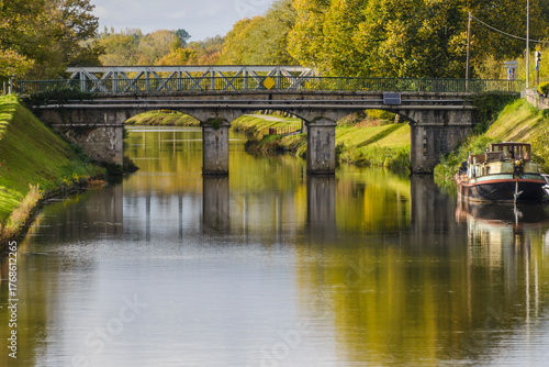 Obraz na plátně Pont sur le canal de Nantes à Brest, ville de Blain.