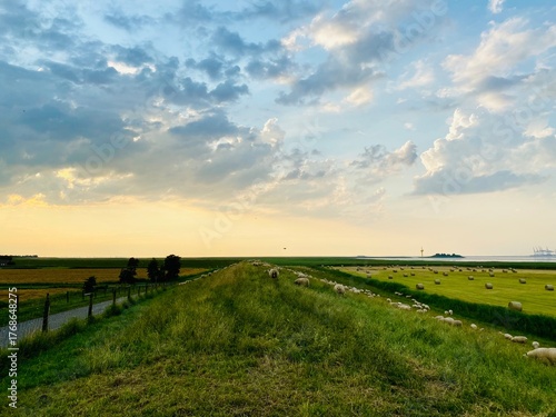 Foto Stunning sunset over the wadden sea in the region of butjadingen (germany) on th