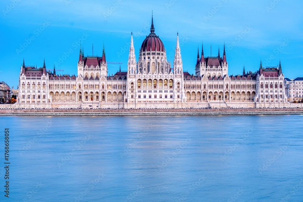 Naklejka premium Hungarian Parliament Building during sunset