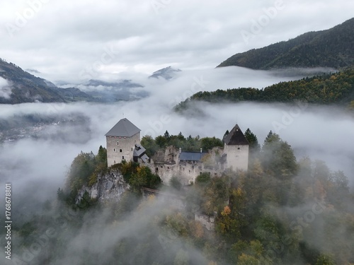 mystische Burgruine Gallenstein im Nebelschleier und Nebel im Tal, Steiermark 