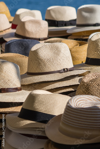 cumuli di cappelli estivi stile panama