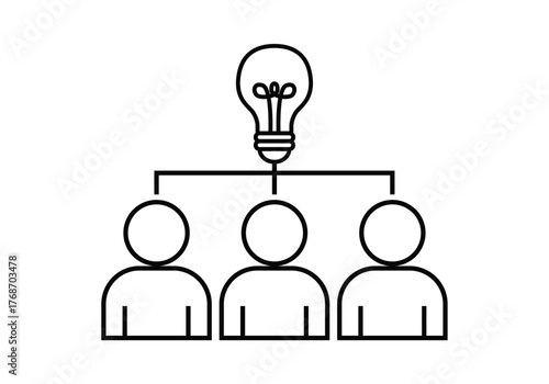 Icono negro de equipo de personas unidas a una bombilla de creatividad