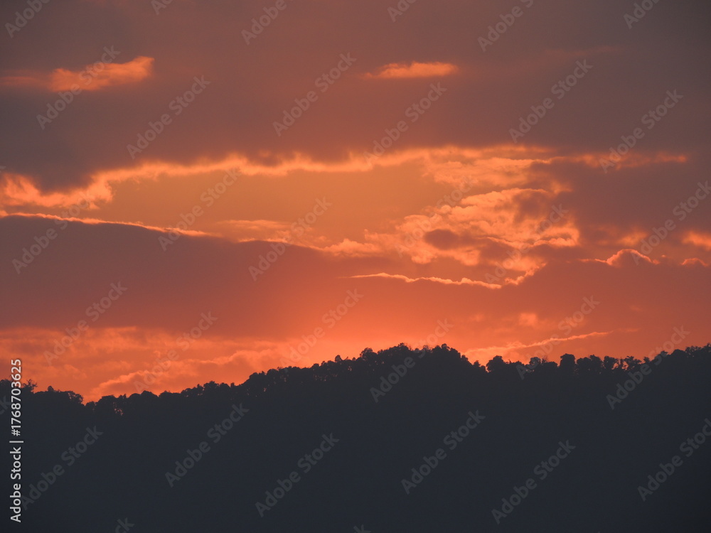 Fototapeta premium Stunning Sunset,Landscape with Warm Sunlight,Golden Hour Sky with Vibrant Colors,Clear Sky over Natural Horizon