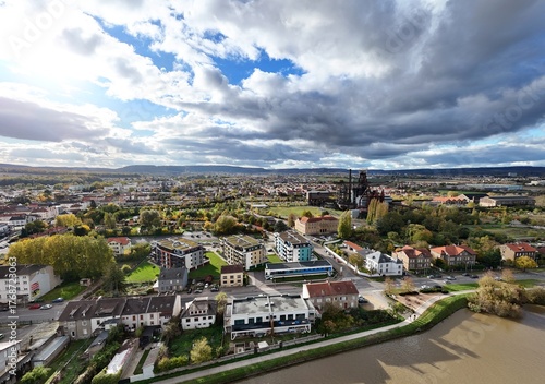 Slika na platnu vue aérienne du bord de la Moselle canalisée, près de la commune d'Uckange avec son célèbre haut fourneau U4, un vestige de la sidérurgie qui fait partie du patrimoine industriel Lorrain