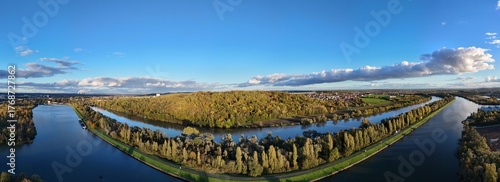 Foto vue aérienne panoramique des bords de la Moselle entre Thionville et Metz, près d'Illange