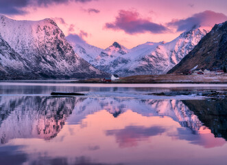 Papier peint photo Lofoten Aube rose sur fjord enneigé norvégien  © den-belitsky
