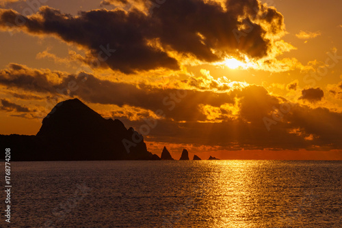 水平線に沈む夕日が海面に輝く