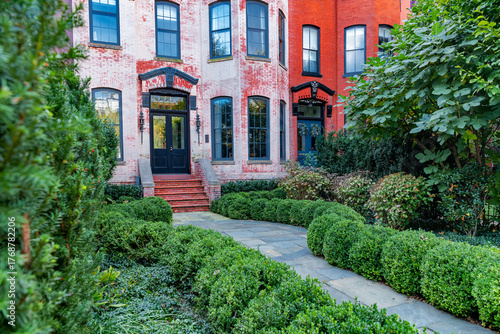 Foto Well-preserved rowhouses with bay windows and manicured front garden