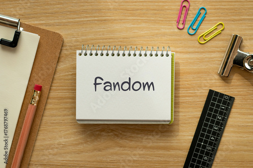 Φωτογραφία There is notebook with the word Fandom