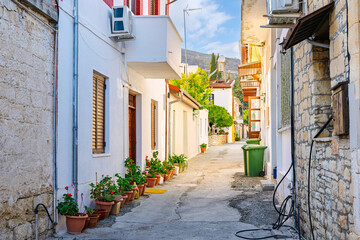Fotobehang Cyprus Smal steegje in middeleeuws Omodos  © Kirk Fisher