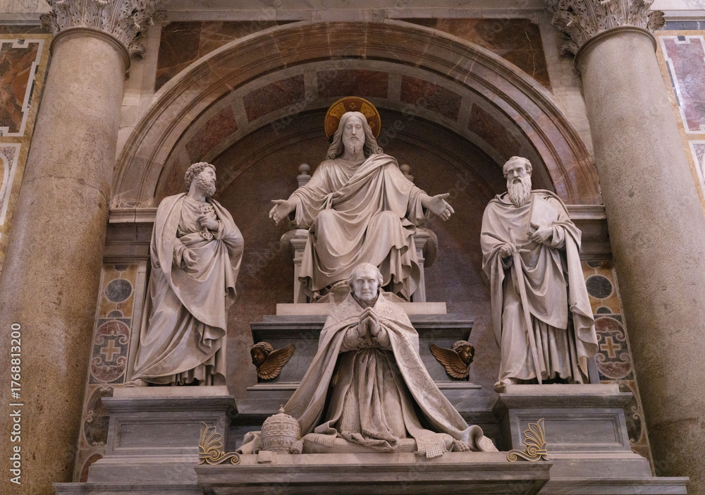 Fototapeta premium Monument to Pope Pius VIII St. Peter's Basilica in Vatican City