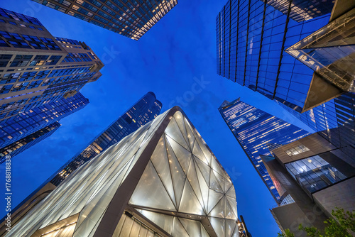 Cuadro en lienzo New York City - June 13, 2025: Urban perspective of high-rise buildings in Hudso