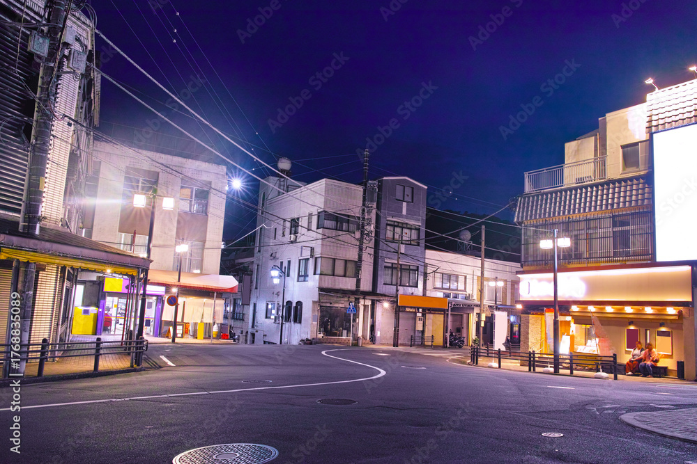Fototapeta premium 熱海市中央町の夕暮れ時、市役所下のS字カーブの交差点の景観