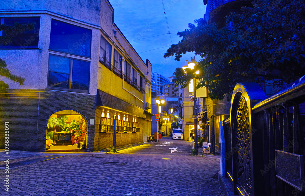 Obraz premium 熱海市銀座町の夕暮れ時、糸川新柳橋沿いの景観