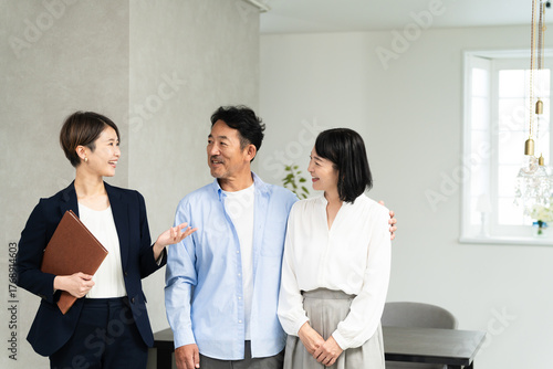 熟年夫婦と保険外交員　ビジネスイメージ