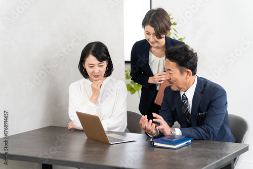 打ち合わせをするビジネスパーソン