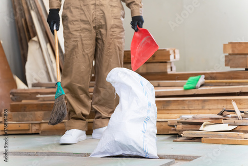 建設現場で働くミドル男性