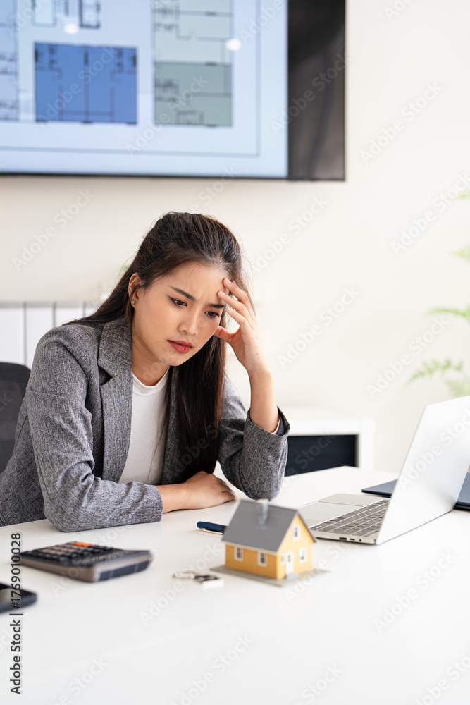 Obraz premium Asian investor businesswoman or rael estate agent getting stressed about real estate finance.