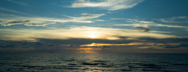 Plexiglas schilderij Reflectie Dramatische wolkenlucht boven kalme zee  © Volodymyr