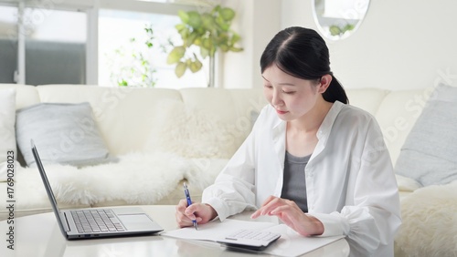 経理の計算をするフリーランスの女性